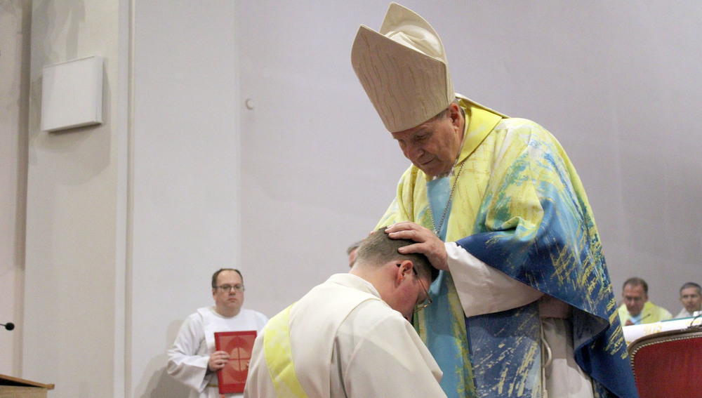 Kardinal Christoph Schönborn weiht P. Bernhard Schwarz zum Priester