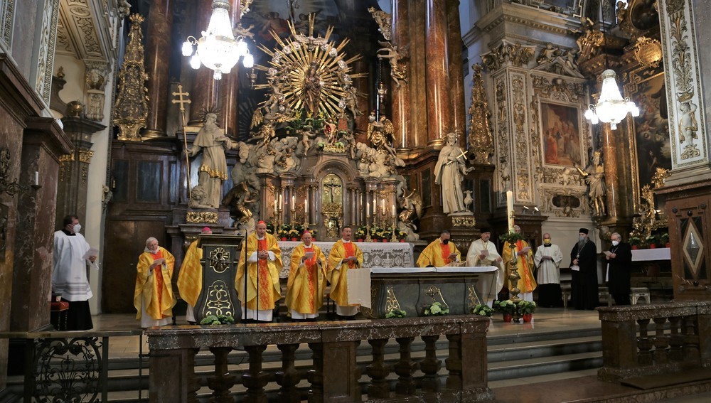 Kathpress 75 Jahre - Messe u. a. mit Kardinal Christoph Schönborn, Kirche Franziskanerkloster, Wien, 4. Mai 2022