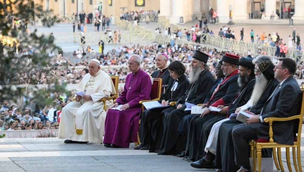 Papst Franziskus und weitere Kirchenvertreter beim Ökumenischen Abendgebet vor der Synode am 30.9.2023 auf dem Petersplatz