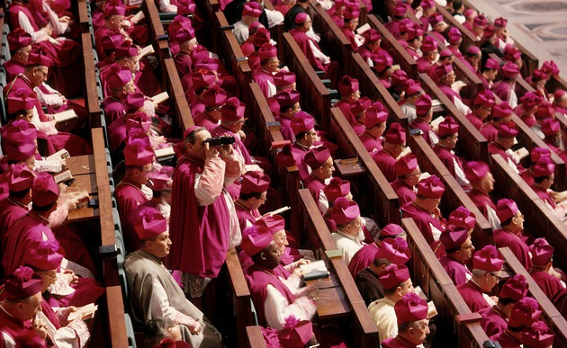 II. Vatikanisches KonzilBild: Die Bischöfe (Konzilsväter) auf ihren Plätzen in der Konzilsaula in der Peterskirche. Ein Bischof schaut durch ein Fernglas.