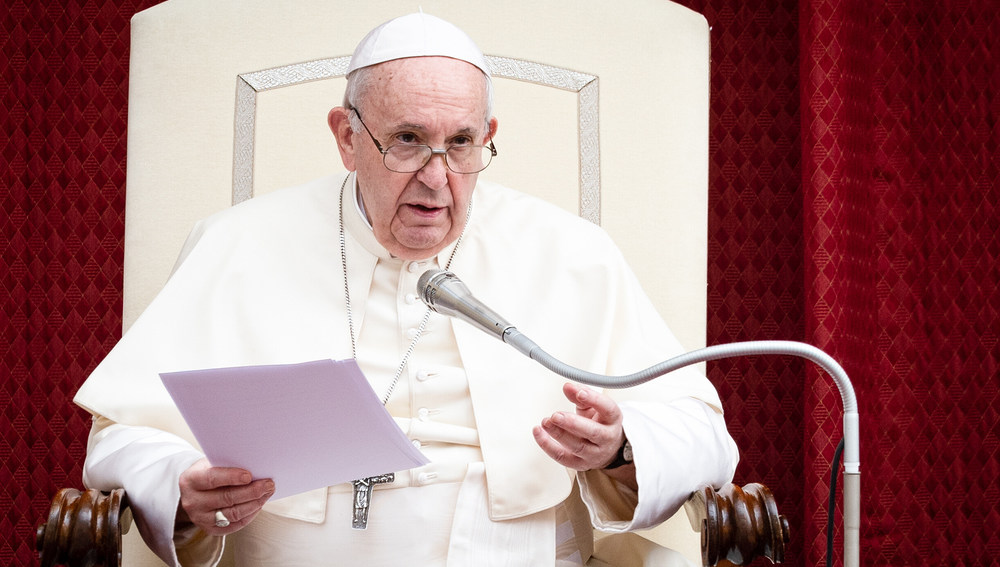 Papst Franziskus spricht bei der Generalaudienz im Damasus-Hof im Vatikan