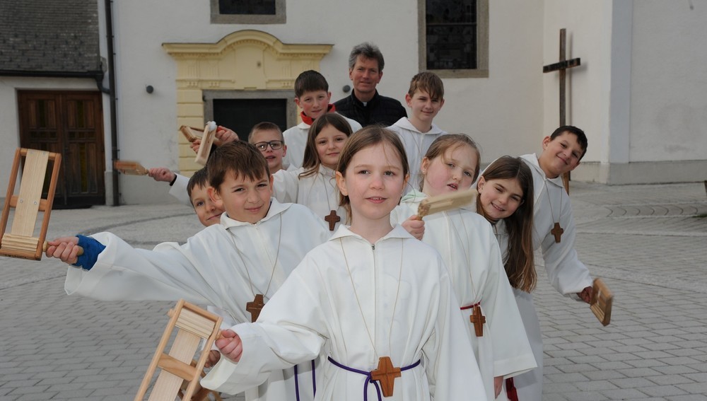 Ratschenkinder mit Pfarrer Lorenz Pfaffenhuber in Viehdorf