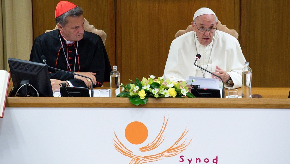 Kardinal Mario Grech (l.), Generalsekretär der Bischofssynode, und Papst Franziskus (r.) bei der Eröffnung der Weltsynode am 9. Oktober 2021 im Vatikan