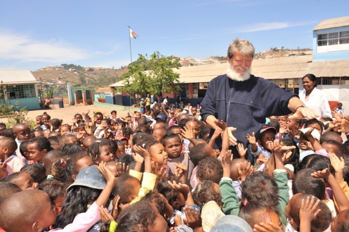 Pedro Opeka, 'Apostel der Müllmenschen', mit seinen Schützlingen in der Siedlung 'Akamasoa'