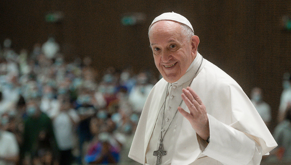 Papst Franziskus begrüßt die Menschen während der Generalaudienz im August 2021 im Vatikan