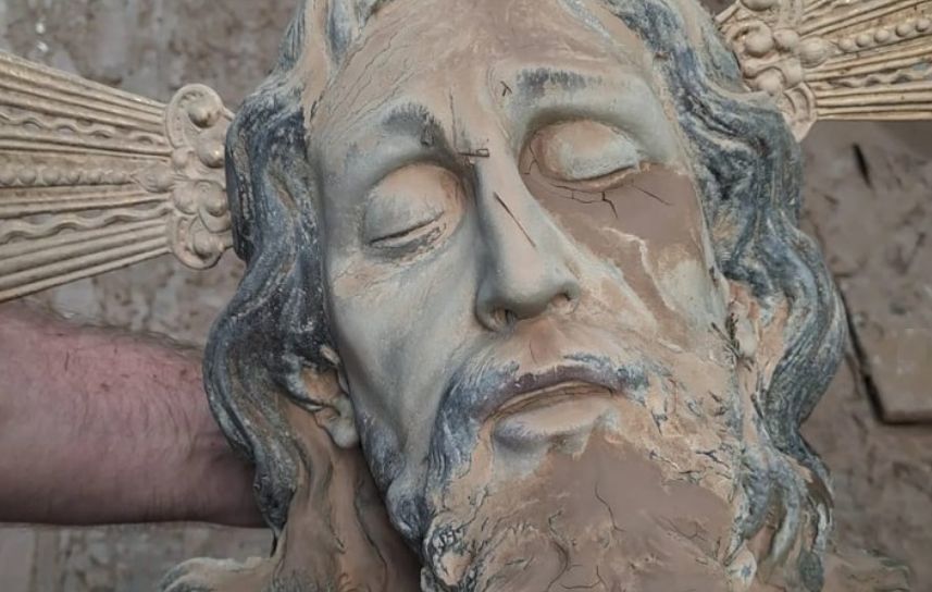 Mit Schlamm bedeckte Christusstatue in Paiporta, Valencia