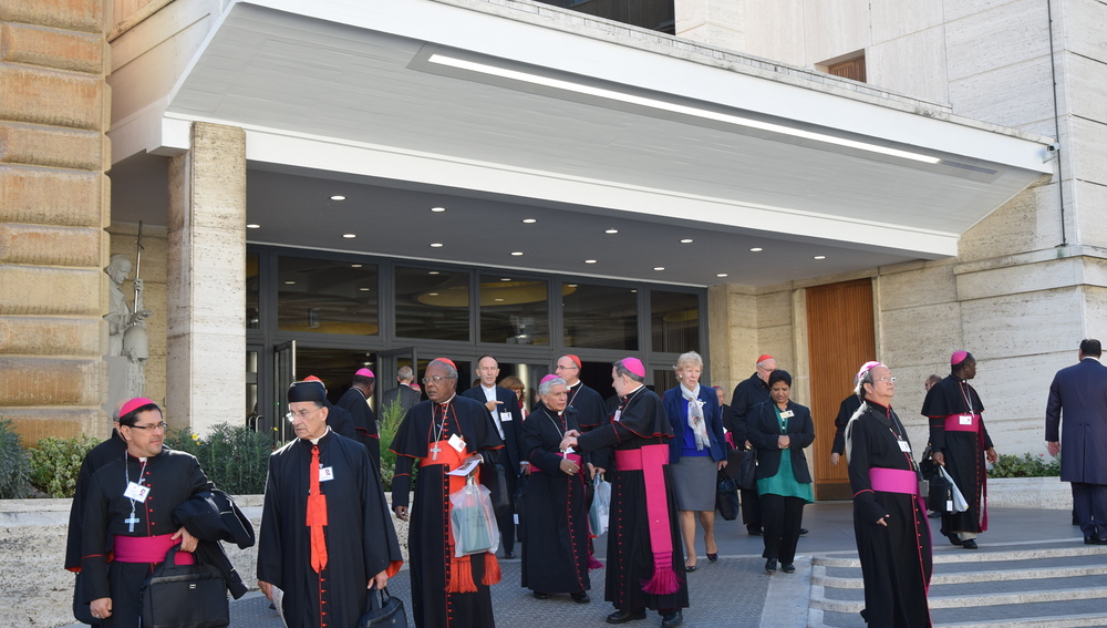 Bischöfe verlassen die Synodenaula / Vatikan 2015